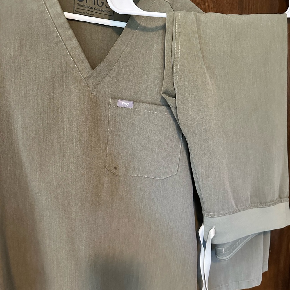 Figs women’s small Heather olive scrub set